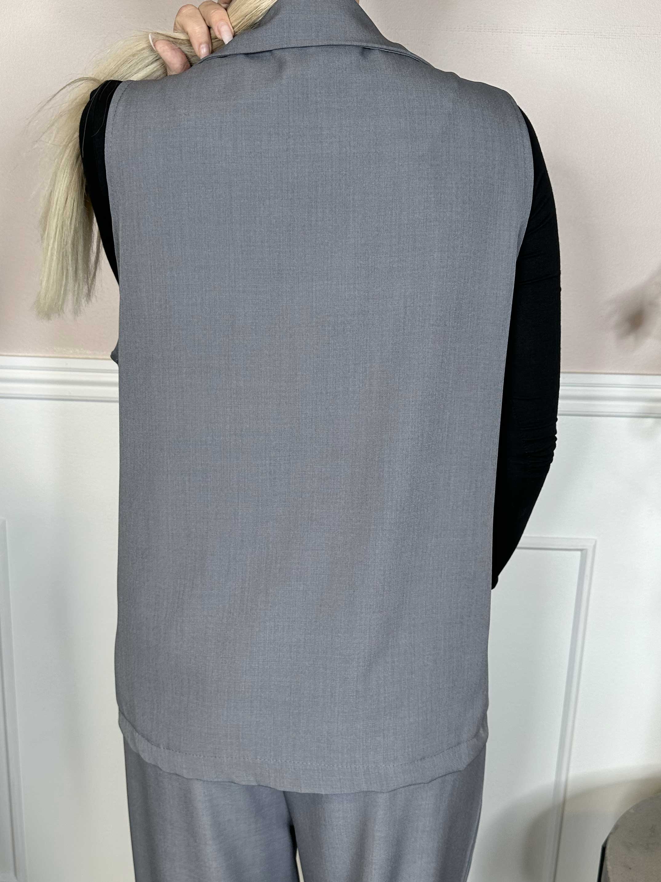 Shadia Vest - Ensfarvet habitvest med knap